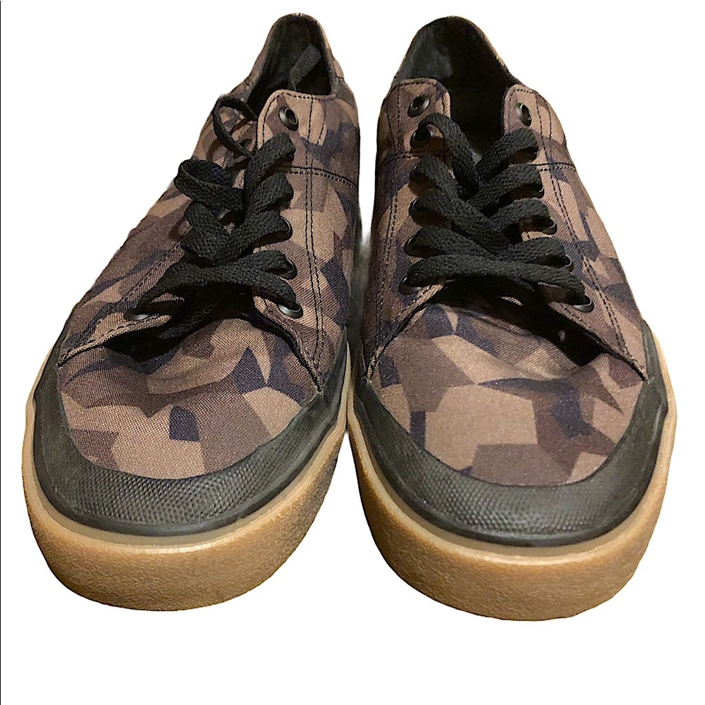 Camouflage Volcom low top sneaker size 10